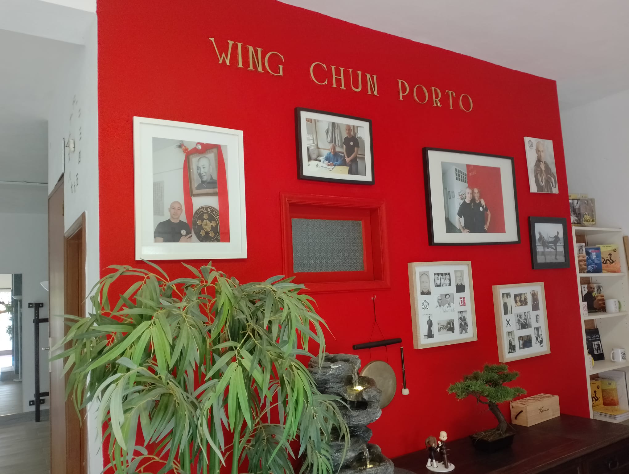 Alunos em treino intenso na academia de Wing Chun do Porto